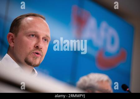 29 août 2023, Brandebourg, Potsdam : Felix Teichner, membre de l'AfD au Parlement de l'État de Brandebourg, prend la parole lors d'une conférence de presse après une réunion de faction de l'AfD au Parlement de l'État de Brandebourg. Photo : Sebastian Christoph Gollnow/dpa Banque D'Images