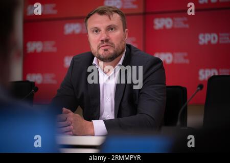 29 août 2023, Brandenburg, Potsdam : Daniel Keller, chef du groupe parlementaire SPD au Parlement de Brandebourg, prend la parole lors d'une conférence de presse après une réunion du groupe parlementaire du SPD au Parlement de Brandebourg. Photo : Sebastian Christoph Gollnow/dpa Banque D'Images