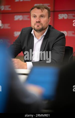 29 août 2023, Brandenburg, Potsdam : Daniel Keller, chef du groupe parlementaire SPD au Parlement de Brandebourg, prend la parole lors d'une conférence de presse après une réunion du groupe parlementaire du SPD au Parlement de Brandebourg. Photo : Sebastian Christoph Gollnow/dpa Banque D'Images