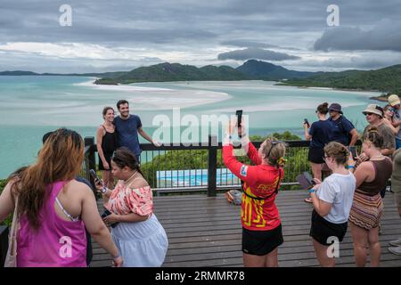 Touristes prenant des photos sur le belvédère de Whitehaven Beach, Whitsunday Island, Queensland, Australie Banque D'Images