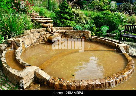 Chalice Well Gardens, Glastonbury, Somerset, Angleterre, Royaume-Uni - The Vesica Pool Banque D'Images