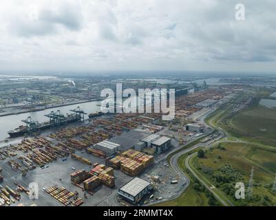 Antwerpen, 12 août 2023, Belgique. Vue de haut en bas du terminal à conteneurs au port d'Anvers. Banque D'Images