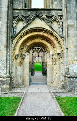 Abbaye de Glastonbury - porte ornée - sculptures en pierre autour de la porte nord de la chapelle de dame Banque D'Images