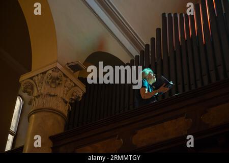 Torre Pellice, Italie 20/08/2023 : le Chœur dans le Temple. Jour d'ouverture du synode vaudois et méthodiste. © Andrea Sabbadini Banque D'Images