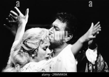 Kiri te Kanawa (Desdemona), Placido Domingo (Otello) in OTELLO de Verdi à l'Opéra Royal, Covent Garden, Londres WC2 23/10/1992 musique : Giuseppe Verdi livret : Arrigo Boito d'après OTHELLO de Shakespeare chef d'orchestre : Georg Solti décor : Timothy O'Brien costumes : Peter J Hall éclairage : Robert Bryan réalisateur : Elijah Moshinsky Banque D'Images