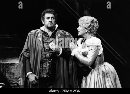 Placido Domingo (Otello), Kiri te Kanawa (Desdemona) in OTELLO de Verdi à l'Opéra Royal, Covent Garden, Londres WC2 23/10/1992 musique : Giuseppe Verdi livret : Arrigo Boito d'après OTHELLO de Shakespeare chef d'orchestre : Georg Solti décor : Timothy O'Brien costumes : Peter J Hall éclairage : Robert Bryan réalisateur : Elijah Moshinsky Banque D'Images