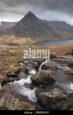 Tryfan et Llyn Ogwen dans des conditions dramatiques vues des pentes inférieures de Pen Yr Ole Wen, Carneddau, Eryri, pays de Galles du Nord, Royaume-Uni Banque D'Images