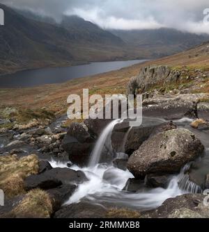 Tryfan et Llyn Ogwen dans des conditions dramatiques vues des pentes inférieures de Pen Yr Ole Wen, Carneddau, Eryri, pays de Galles du Nord, Royaume-Uni Banque D'Images