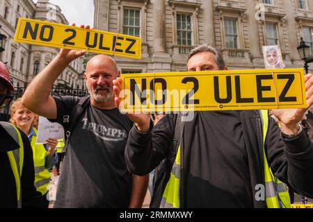 Westminster Londres Royaume-Uni. 29 août 2023. Les manifestants avec des pancartes "non à Ulez Stop Khan" manifestent devant Downing Street le jour où le projet d'expansion d'Ulez entre en vigueur dans les quartiers londoniens. Le programme d'air pur qui est impopulaire auprès des automobilistes impose une taxe journalière de 12,50 £ aux conducteurs de certains véhicules plus anciens entrant dans la capitale.Credit amer ghazzal/Alamy Live News Banque D'Images