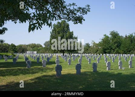 Szekesfehervar, Hongrie - 20 août 2023 : Vieux cimetière Saint-Esprit à Szekesfehervar contient 2300 tombes allemandes de la Seconde Guerre mondiale et 1200 de Banque D'Images