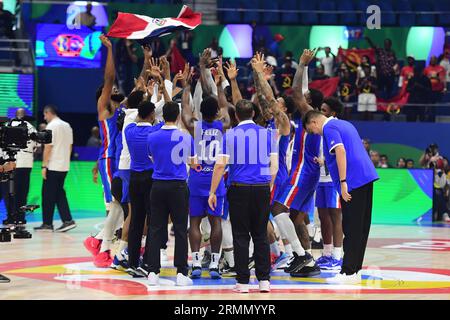 Quezon City, Philippines. 29 août 2023. L'équipe de basket-ball de la République dominicaine célèbre sa victoire après le match de coupe du monde de basket-ball masculin FIBA 2023 entre l'Angola et la République dominicaine au Coliseum d'Araneta. Score final ; Angola 67:75 République Dominicaine. (Photo Luis Veniegra/SOPA Images/Sipa USA) crédit : SIPA USA/Alamy Live News Banque D'Images