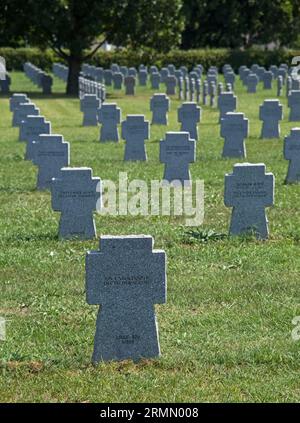 Szekesfehervar, Hongrie - 20 août 2023 : Vieux cimetière Saint-Esprit à Szekesfehervar contient 2300 tombes allemandes de la Seconde Guerre mondiale et 1200 de Banque D'Images