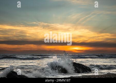 WA23509-00...WASHINGTON - marée à venir au coucher du soleil sur la North Olympic Wilderness Coast dans le parc national olympique. Banque D'Images