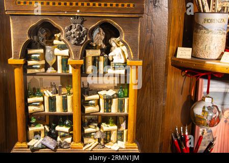 Bibliothèque miniature avec des livres dans une vitrine à Florence, Italie Banque D'Images