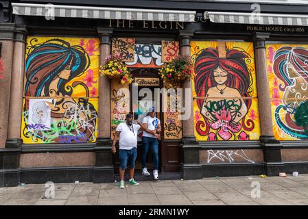 La maison publique d'Elgin, a monté et couvert d'art graffiti au Notting Hill Carnival Grand Parade 2023, Londres, Royaume-Uni. Banque D'Images