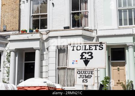 Résident offrant des toilettes sur leur propriété au Notting Hill Carnival Grand Parade 2023, Londres, Royaume-Uni. Option de saut de file d'attente moyennant des frais supplémentaires Banque D'Images