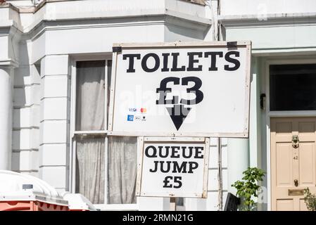 Résident offrant des toilettes sur leur propriété au Notting Hill Carnival Grand Parade 2023, Londres, Royaume-Uni. Option de saut de file d'attente moyennant des frais supplémentaires Banque D'Images