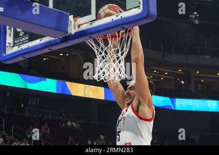 Pasay City, Philippines. 29 août 2023. Patrick Gardner de l'équipe égyptienne de basket-ball dunks le ballon lors du match de coupe du monde de basket-ball masculin FIBA 2023 entre l'Égypte et le Mexique au MOA Arena. Score final ; Egypte 100:72 Mexique. Crédit : SOPA Images Limited/Alamy Live News Banque D'Images