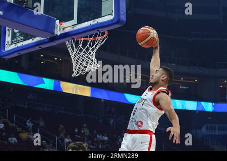 Pasay City, Philippines. 29 août 2023. AMR Zahran de l'équipe égyptienne de basket-ball slam dunk le ballon lors du match de coupe du monde de basket-ball masculin FIBA 2023 entre l'Egypte et le Mexique au MOA Arena. Score final ; Egypte 100:72 Mexique. Crédit : SOPA Images Limited/Alamy Live News Banque D'Images