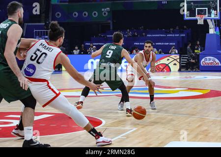 Pasay City, Philippines. 29 août 2023. Ehab Amin (droite) de l'équipe égyptienne de basket-ball vu en action lors du match de coupe du monde de basket-ball masculin FIBA 2023 entre l'Egypte et le Mexique au MOA Arena. Score final ; Egypte 100:72 Mexique. Crédit : SOPA Images Limited/Alamy Live News Banque D'Images