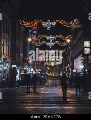 Amsterdam, pays-Bas - novembre 28 2022 : lumières festives et illuminations de Noël sur Rokin à Amsterdam en hiver. Banque D'Images