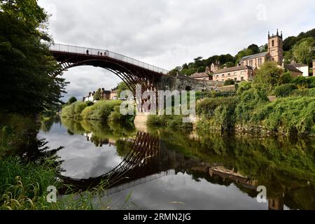 L'Ironbridge enjambant la rivière Severn dans le Shropshire, Royaume-Uni. La région est un site du patrimoine mondial de l'UNESCO. Banque D'Images