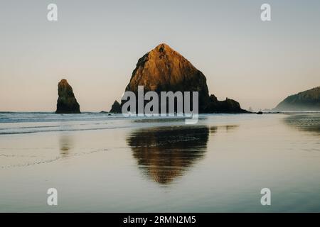 Haystack Rock au lever du soleil Banque D'Images