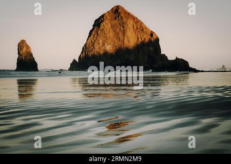 Haystack Rock au lever du soleil Banque D'Images