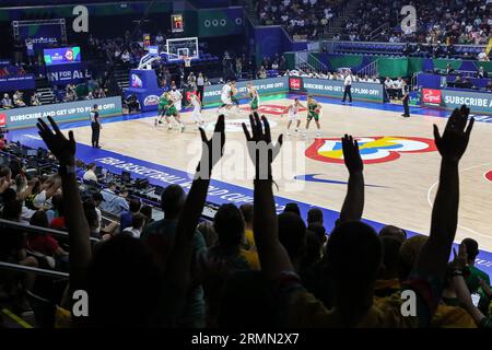 Pasay City, Philippines. 29 août 2023. Les fans de l'équipe lituanienne de basket-ball célèbrent lors du match de coupe du monde de basket-ball masculin FIBA 2023 entre la Lituanie et le Monténégro au MOA Arena. Score final Lituanie 91:71 Monténégro crédit : SOPA Images Limited/Alamy Live News Banque D'Images