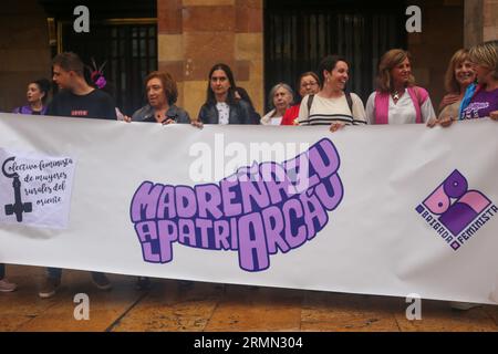 Oviedo, Espagne. 25 août 2023. Plusieurs femmes tiennent la bannière de la Brigade féministe lors du rassemblement contre Luis Rubiales à Oviedo, Espagne, le 25 août 2023. Luis Rubiales, président de la FA espagnole (RFEF), reçoit une procédure disciplinaire du comité disciplinaire de la FIFA suite à son baiser non sollicité sur les lèvres de la gagnante de la coupe du monde féminine Jenni Hermoso. (Photo Alberto Brevers/Pacific Press/Sipa USA) crédit : SIPA USA/Alamy Live News Banque D'Images