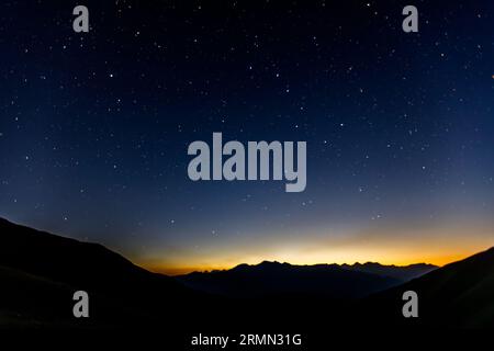 Du côté Khevsureti du col d'Atsunta en Géorgie. À 3 000 mètres au-dessus du niveau de la mer, vous pouvez observer beaucoup d'étoiles et d'étoiles filantes la nuit Banque D'Images