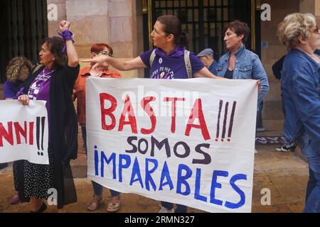 Oviedo, Espagne. 25 août 2023. Plusieurs femmes tiennent la bannière 'assez! Nous sommes imparables » lors du rassemblement contre Luis Rubiales à Oviedo, Espagne, le 25 août 2023. Luis Rubiales, président de la FA espagnole (RFEF), reçoit une procédure disciplinaire du comité disciplinaire de la FIFA suite à son baiser non sollicité sur les lèvres de la gagnante de la coupe du monde féminine Jenni Hermoso. (Photo Alberto Brevers/Pacific Press/Sipa USA) crédit : SIPA USA/Alamy Live News Banque D'Images