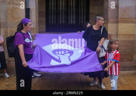 Oviedo, Espagne. 25 août 2023. Plusieurs femmes tiennent la bannière féministe lors du rassemblement contre Luis Rubiales à Oviedo, en Espagne, le 25 août 2023. Luis Rubiales, président de la FA espagnole (RFEF), reçoit une procédure disciplinaire du comité disciplinaire de la FIFA suite à son baiser non sollicité sur les lèvres de la gagnante de la coupe du monde féminine Jenni Hermoso. (Photo Alberto Brevers/Pacific Press/Sipa USA) crédit : SIPA USA/Alamy Live News Banque D'Images