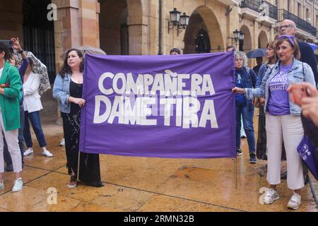 Oviedo, Espagne. 25 août 2023. Plusieurs femmes portent la bannière 'Compañera, dame tira' lors du rassemblement contre Luis Rubiales à Oviedo, Espagne, le 25 août 2023.Luis Rubiales, président de la FA espagnole (RFEF), reçoit une procédure disciplinaire du comité disciplinaire de la FIFA suite à son baiser non sollicité sur les lèvres de la gagnante de la coupe du monde féminine Jenni Hermoso. (Photo Alberto Brevers/Pacific Press/Sipa USA) crédit : SIPA USA/Alamy Live News Banque D'Images