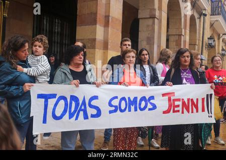 Oviedo, Espagne. 25 août 2023. Plusieurs femmes tiennent la bannière "nous sommes tous Jenni" lors du rassemblement contre Luis Rubiales à Oviedo, Espagne, le 25 août 2023. Luis Rubiales, le président de la FA espagnole (RFEF), reçoit une procédure disciplinaire du comité disciplinaire de la FIFA suite à son baiser non sollicité sur les lèvres de la gagnante de la coupe du monde féminine Jenni Hermoso. (Photo Alberto Brevers/Pacific Press/Sipa USA) crédit : SIPA USA/Alamy Live News Banque D'Images