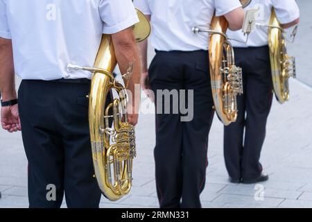 Musiciens militaires avec corne baryton à la main Banque D'Images