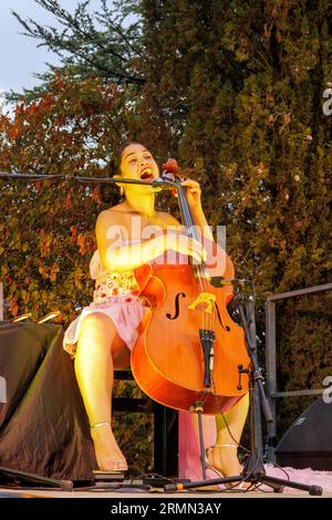 Ana Carla Maza en concert pour les invitations du Festival, à l'Oppidum d'Enserune. Nissan-lez-Enserune, Occitanie, France Banque D'Images