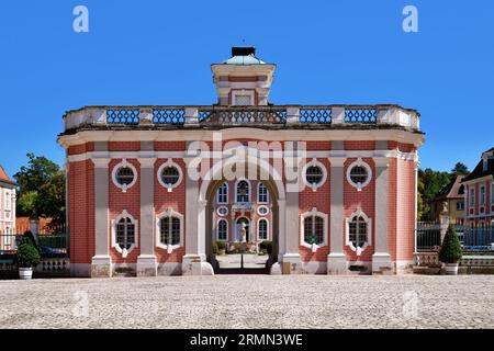 Bruchsal, Allemagne - août 2023 : porte du château baroque appelé Palais Bruchsal le jour ensoleillé Banque D'Images