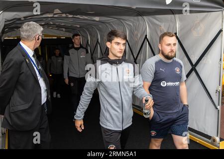 Rob Apter #25 de Blackpool arrive lors du match de la Carabao Cup Wolverhampton Wanderers vs Blackpool à Molineux, Wolverhampton, Royaume-Uni, le 29 août 2023 (photo de Mark Cosgrove/News Images) Banque D'Images