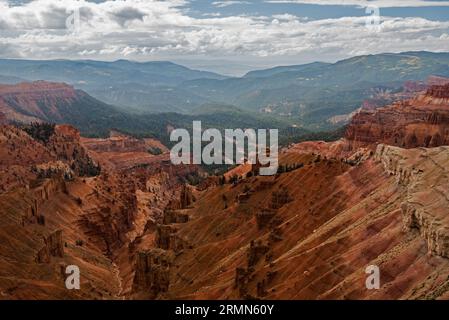 Les belles falaises et les couleurs de Cedar Breaks National Monument.in Cedar City, Utah. ÉTATS-UNIS. Les formations remontent à 60 millions d'années. Banque D'Images