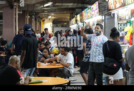 Hawker fait appel aux clients potentiels du Tekka Center, un centre gastronomique indien animé de Little India à Singapour. 22/10/2022 Banque D'Images