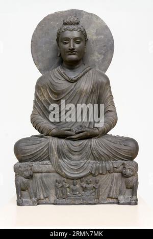 Statue de Bouddha en schiste hornblende par l'école Gandhara, inde ; Pakistan et Afghanistan actuels. 200-300 CE. Musée national d'Écosse, Édimbourg. Banque D'Images