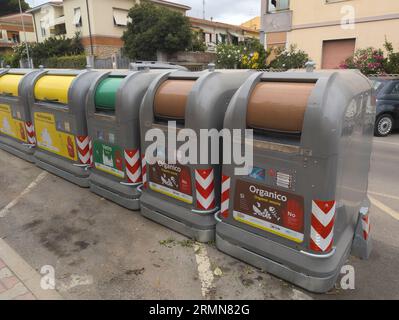 Conteneurs modernes pour la collecte séparée des déchets à Piombino, Livourne, Italie Banque D'Images