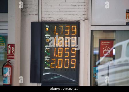 Oviedo, Asturies, 29 août 2023: le tableau des prix de l'essence et du diesel dans lequel la barrière de 2 euros par litre est surmontée en 98 essence d'octane pendant l'essence le prix dépasse 1, 8 euros et diesel 1,7 euros après huit semaines à la hausse, le 29 août 2023, à Oviedo, Espagne. Crédit : Alberto Brevers / Alamy Live News. Banque D'Images