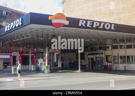 Oviedo, Asturies, 29 août 2023 : vue générale d'une station-service Repsol pendant le prix de l'essence dépasse 1,8 euros et celui du diesel dépasse 1,7 euros après huit semaines à la hausse, le 29 août 2023, à Oviedo, Espagne. Crédit : Alberto Brevers / Alamy Live News. Banque D'Images