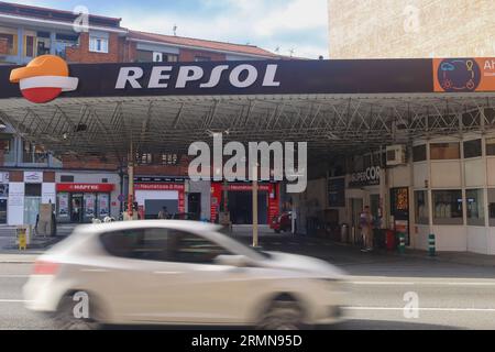 Oviedo, Asturies, 29 août 2023 : vue générale d'une station-service Repsol pendant le prix de l'essence dépasse 1,8 euros et celui du diesel dépasse 1,7 euros après huit semaines à la hausse, le 29 août 2023, à Oviedo, Espagne. Crédit : Alberto Brevers / Alamy Live News. Banque D'Images