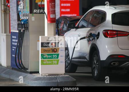 Oviedo, Asturies, 29 août 2023 : un véhicule de ravitaillement pendant le prix de l'essence dépasse 1,8 euros et celui du diesel dépasse 1,7 euros après huit semaines à la hausse, le 29 août 2023, à Oviedo, Espagne . Crédit : Alberto Brevers / Alamy Live News. Banque D'Images