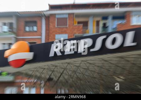 Oviedo, Asturies, 29 août 2023 : le symbole de la marque Repsol pendant le prix de l'essence dépasse 1,8 euros et celui du diesel dépasse 1,7 euros après huit semaines à la hausse, le 29 août 2023, à Oviedo, Espagne. Crédit : Alberto Brevers / Alamy Live News. Banque D'Images