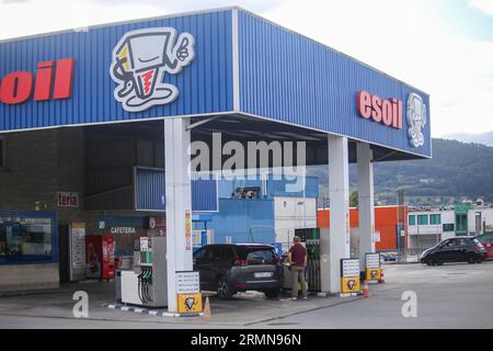 Colloto, Asturies, 29 août 2023 : vue générale d'une station-service Etoil pendant le prix de l'essence dépasse 1,8 euros et celui du diesel dépasse 1,7 euros après huit semaines à la hausse, le 29 août 2023, à Colloto, Espagne. Crédit : Alberto Brevers / Alamy Live News. Banque D'Images