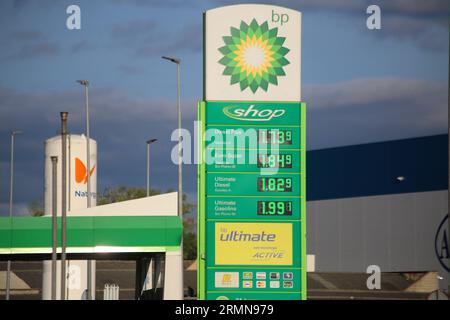 Viella, Asturies, 29 août 2023 : le marqueur de prix d'une station-service BP pendant le prix de l'essence dépasse 1,8 euros et celui du diesel 1,7 euros après huit semaines à la hausse, le 29 août 2023 , à Viella, Espagne. Crédit : Alberto Brevers / Alamy Live News. Banque D'Images
